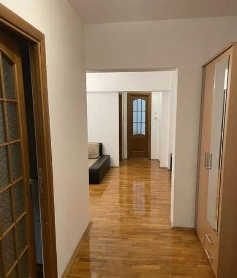 Apartament cu 3 camere semidecomandat, mobilat în Tineretului