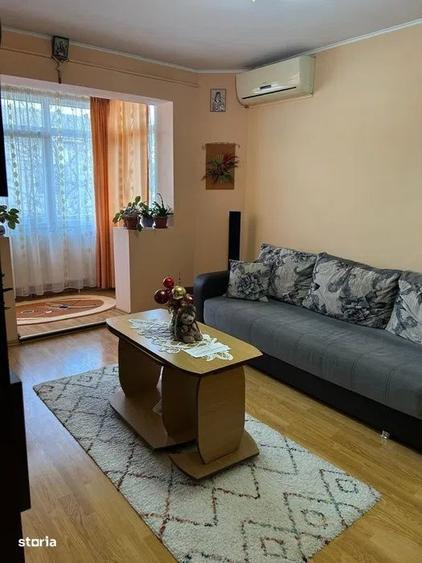 Apartament cu 3 camere semidecomandat în Alexandru cel Bun