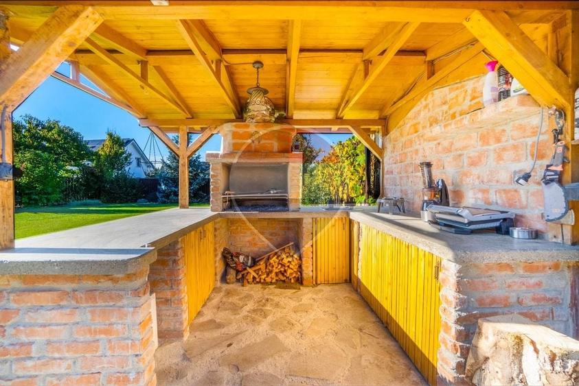 Casă individuală cu 7 camere cu Teren 1106 Mp în Stupini