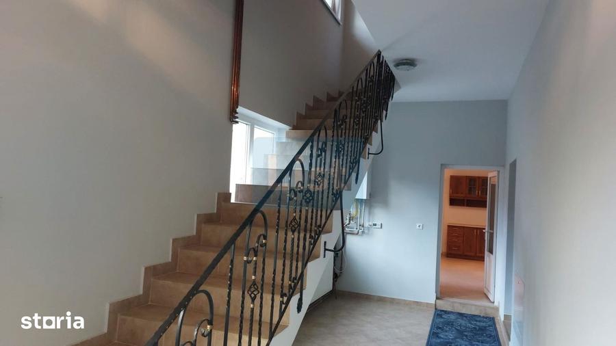 Casă cu 9 camere cu Teren 371 Mp în Central