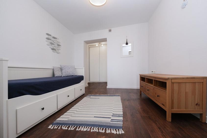 Apartament cu 4 camere semidecomandat, mobilat în Peninsula