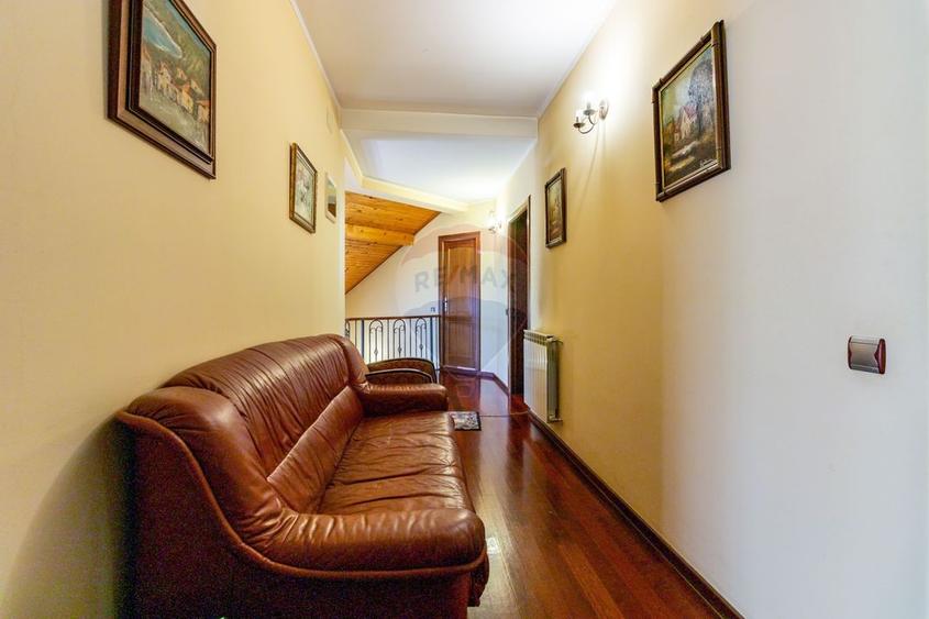 Casă individuală cu 7 camere cu Teren 3249 Mp în Central