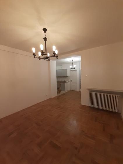 Apartament cu 4 camere decomandat în Tei
