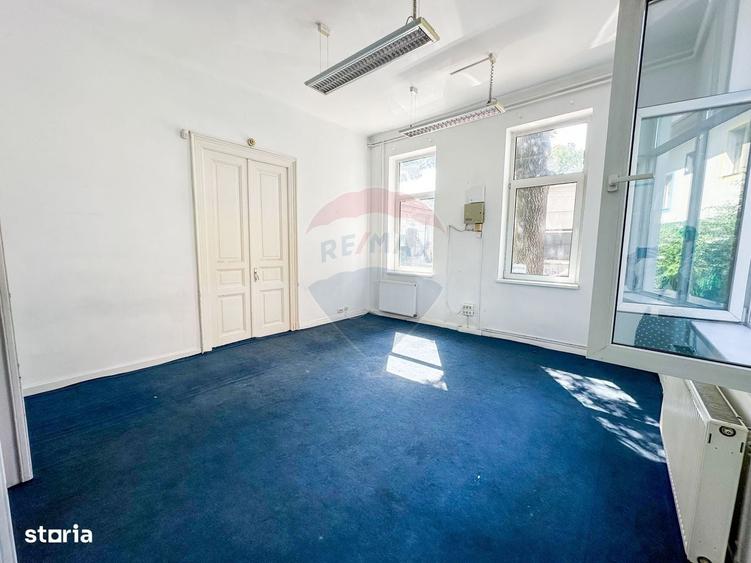 Spatiu comercial | doua cladiri, curte proprie | 300 mp | - 11
