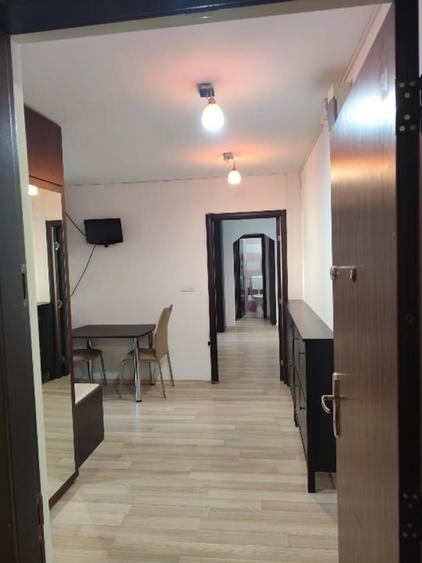 Apartament cu 3 camere semidecomandat, mobilat în Tractorul