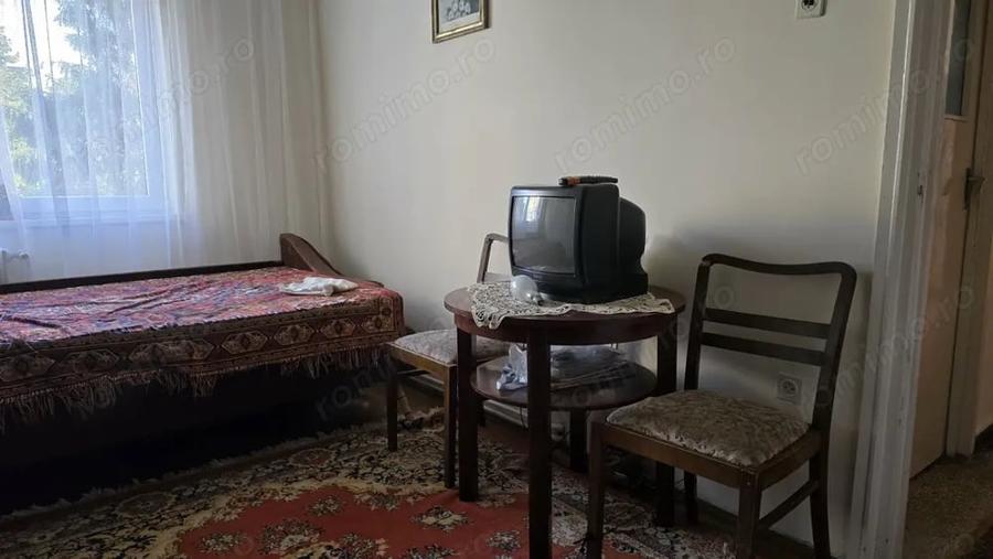 Apartament cu 3 camere semidecomandat în Zamfirescu