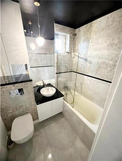Apartament cu 3 camere semidecomandat, mobilat în Semicentral
