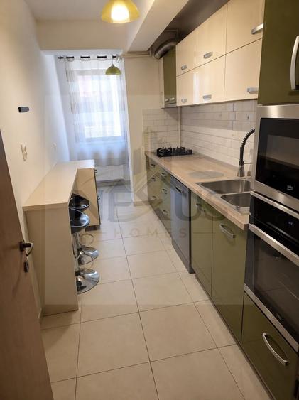Apartament cu 3 camere semidecomandat, mobilat în Metalurgiei
