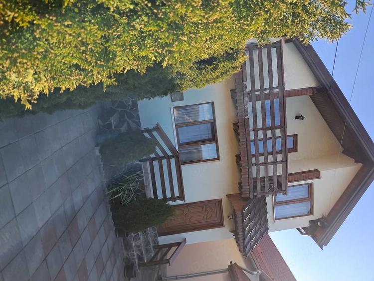 Casă cu Teren 4470 Mp în Vâlcele