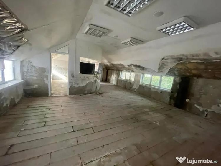 Casă cu 15 camere cu Teren 284 Mp în Central