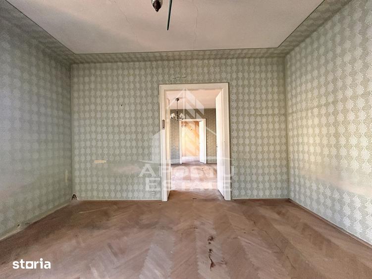 Casă cu 6 camere cu Teren 541 Mp în Complex Studențesc