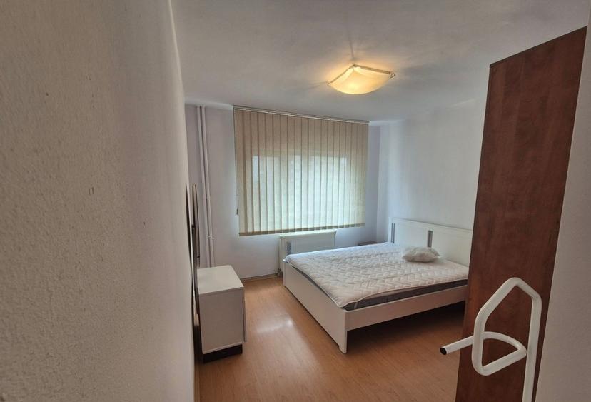 Apartament cu 3 camere semidecomandat, mobilat în Central