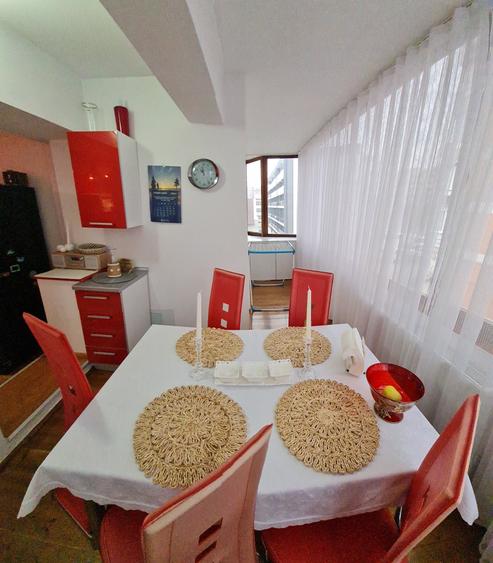 Apartament cu 3 camere decomandat în 22 Decembrie