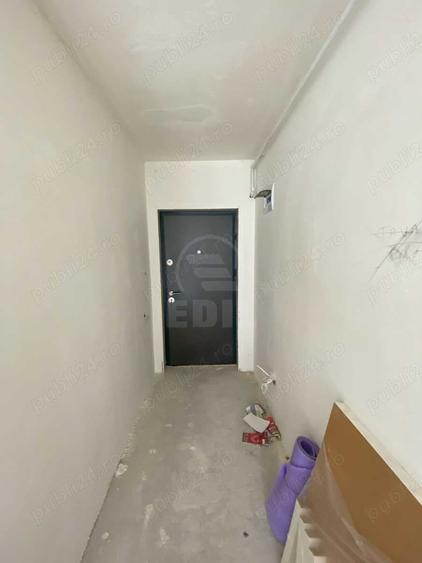 Apartament cu 3 camere semidecomandat în Florești