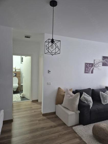 Apartament cu 3 camere semidecomandat în Aradului