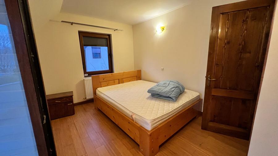 Casă cu 4 camere cu Piscina în Curtea de Argeș
