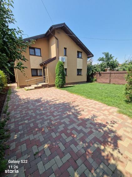 Casă cu 5 camere cu Teren 300 Mp în Roșu