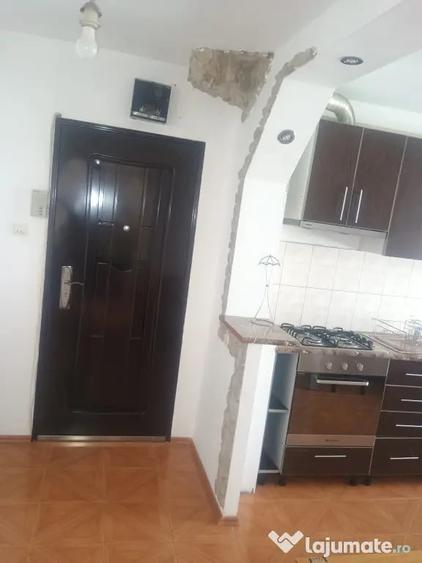 Apartament cu 2 camere decomandat în Tractorul
