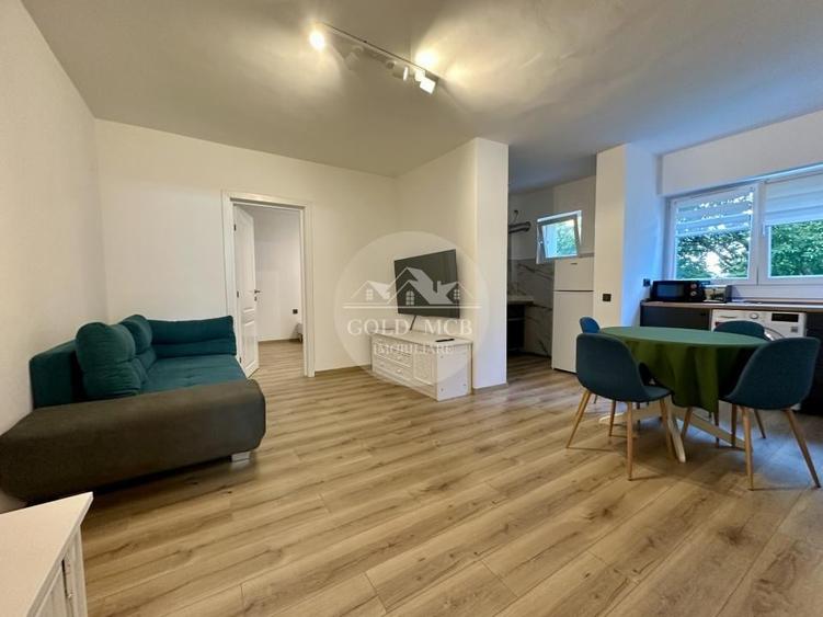 Apartament cu 3 camere semidecomandat, mobilat în Apărătorii Patriei