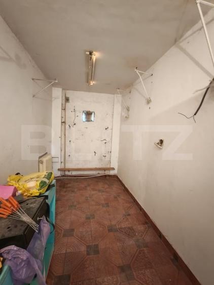 Birou, de 48.610000610352 mp, în Sud-Est