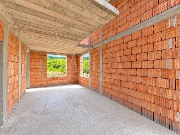 Casă individuală cu 5 camere cu Canalizare în Baciu