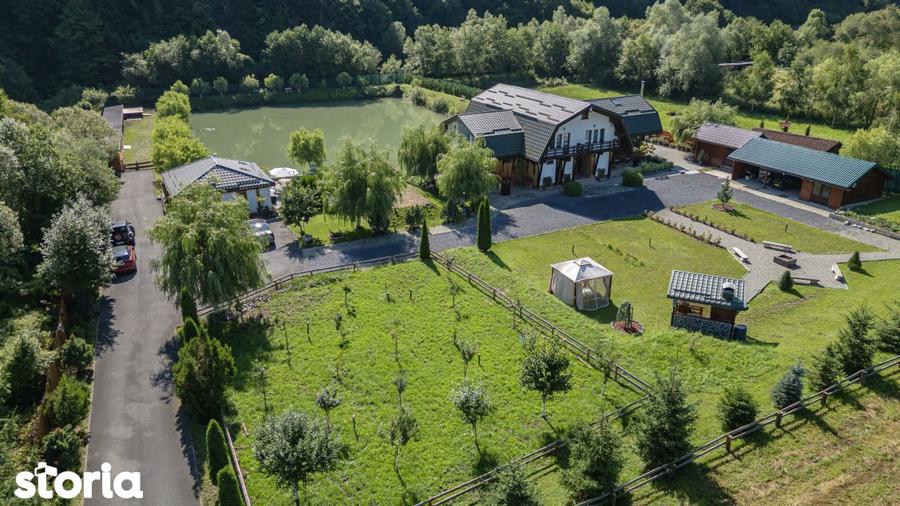 Casă cu 8 camere cu Teren 10000 Mp în Central