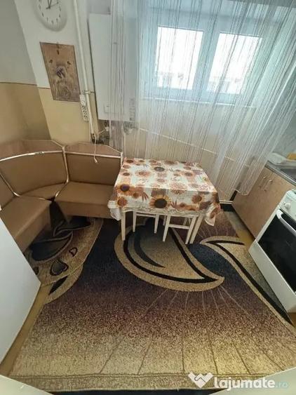 Apartament cu 3 camere semidecomandat în George Enescu