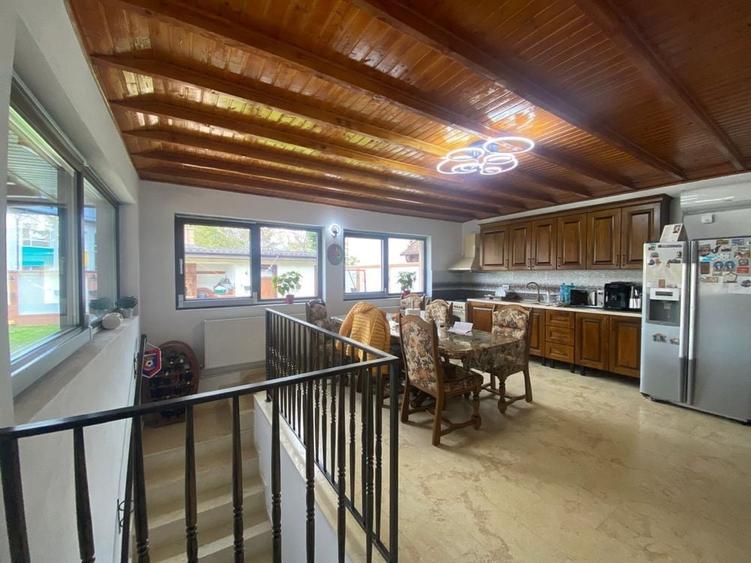 Casă cu 4 camere cu Teren 650 Mp în Central