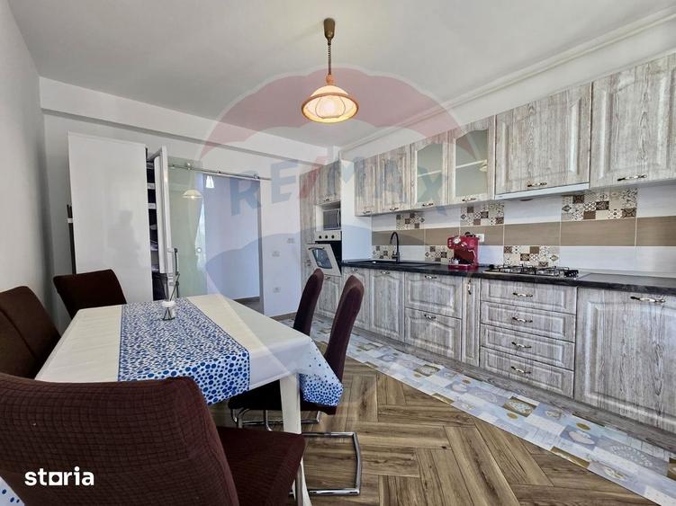 Apartament cu 3 camere decomandat în Cristian