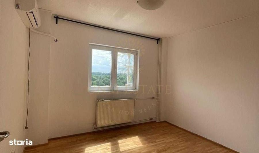 Apartament cu 3 camere semidecomandat în Tineretului
