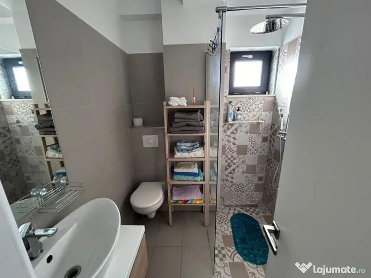 Apartament cu 3 camere semidecomandat în Calea Severinului