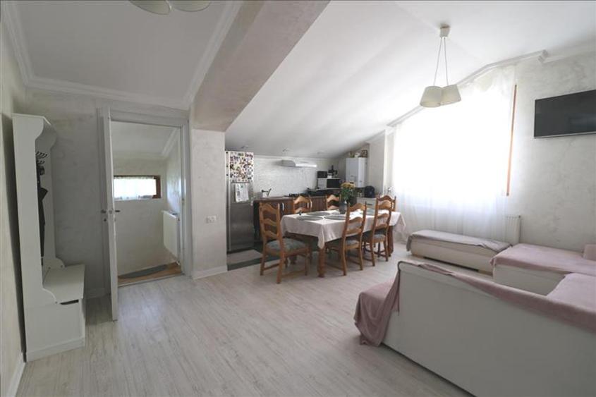 Apartament cu 3 camere decomandat, mobilat în Nicolina