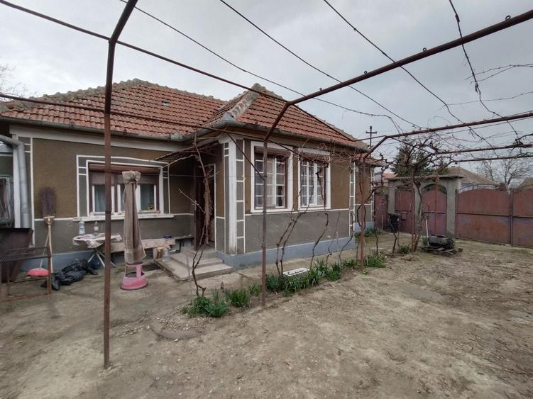 Casă cu 3 camere în Rontău