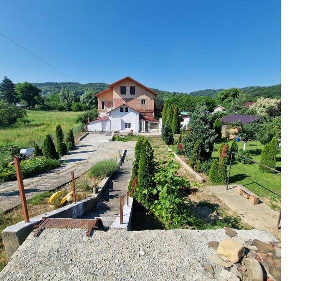 Casă cu 5 camere cu Teren 1414 Mp în Provița de Sus