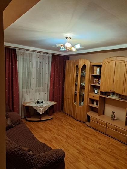 Apartament cu 3 camere decomandat în Exterior Vest