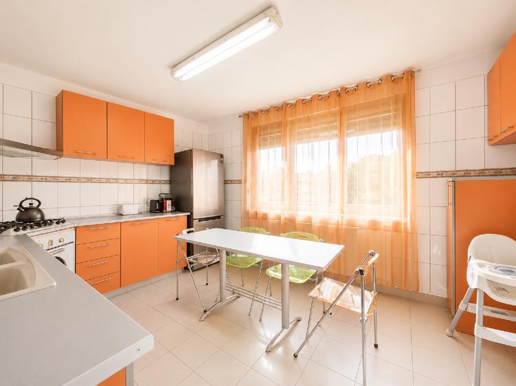 Casă individuală cu 16 camere cu Canalizare în Drumul Taberei