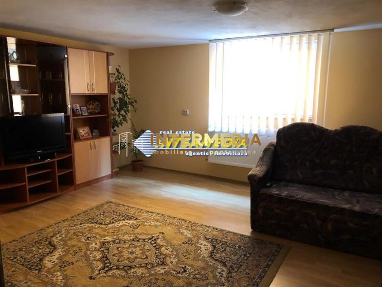 Casă individuală cu 6 camere cu Canalizare în Cetate