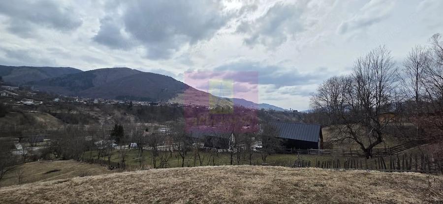 Teren de 2500 mp, în Valea Doftanei