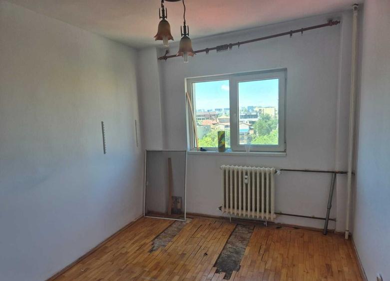 Apartament cu 4 camere decomandat în Teiul Doamnei