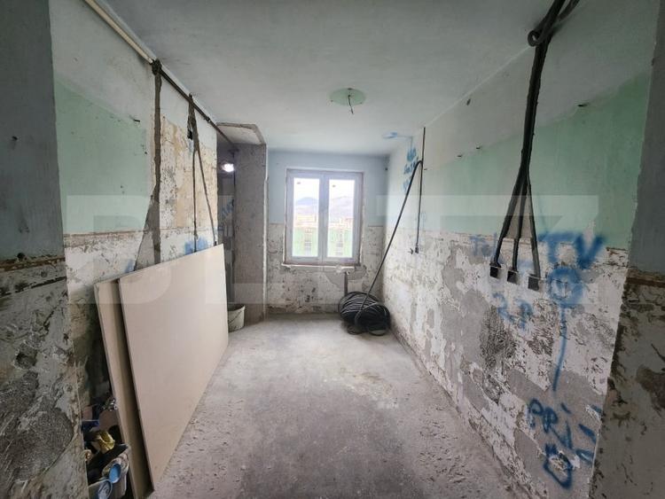 Apartament cu 3 camere semidecomandat în Cugir