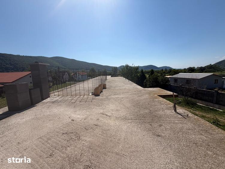 Casă cu 9 camere cu Teren 850 Mp în Brănișca