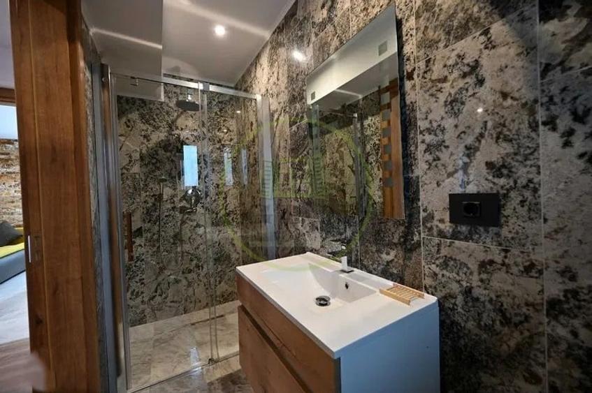 Apartament cu 3 camere semidecomandat, mobilat în Predeal