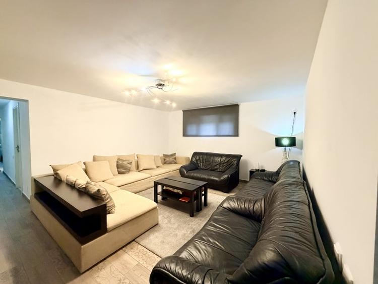 Apartament cu 3 camere semidecomandat, mobilat în P-ța Victoriei