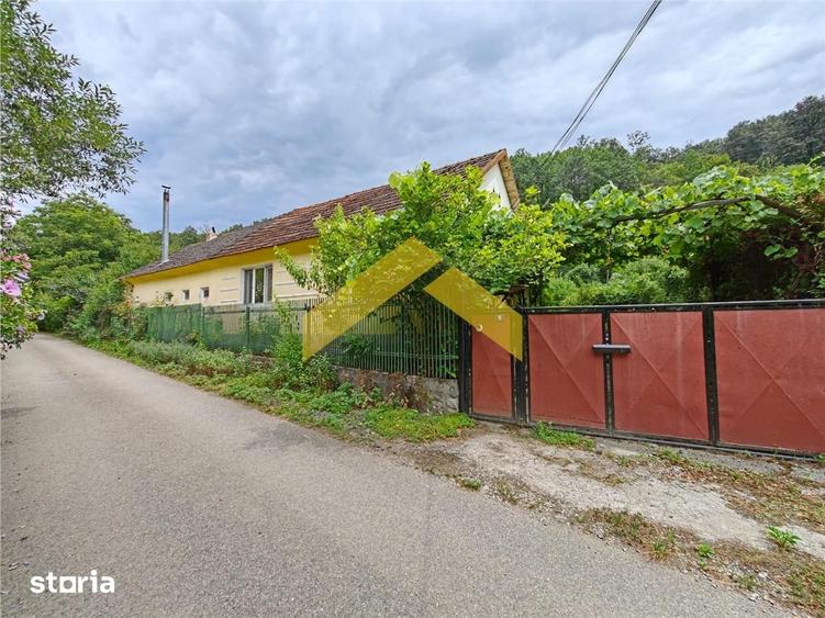 Casă cu 4 camere cu Teren 2000 Mp în Cuiaș
