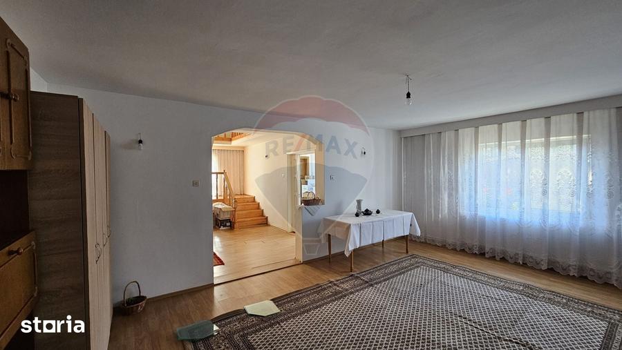 Casă cu 5 camere cu Teren 2078 Mp în Baia