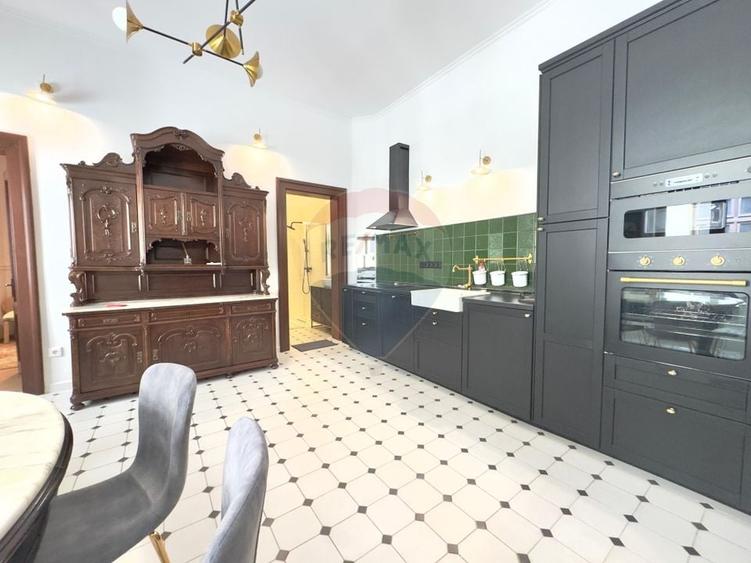 Apartament cu 3 camere semidecomandat, mobilat în Central