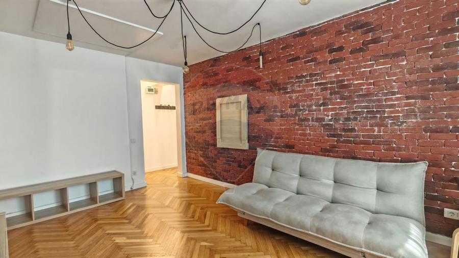 Apartament cu 2 camere semidecomandat, mobilat în Tei