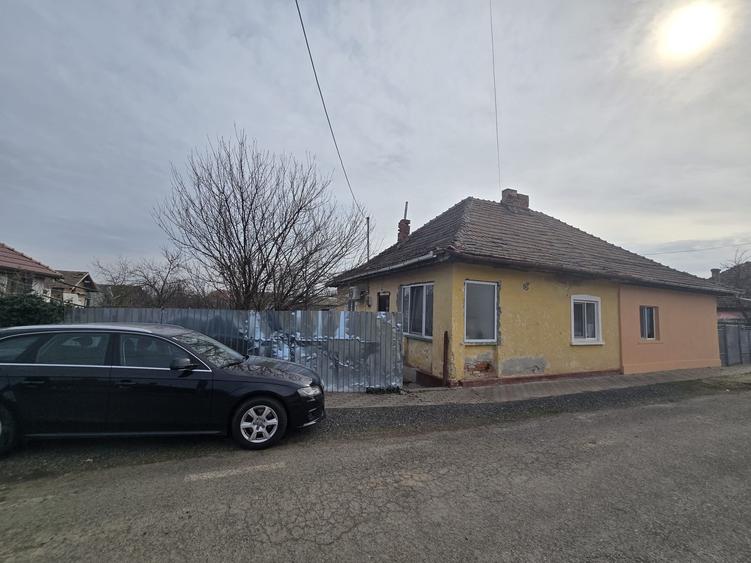 Casă individuală cu 2 camere cu Teren 772 Mp în Carani