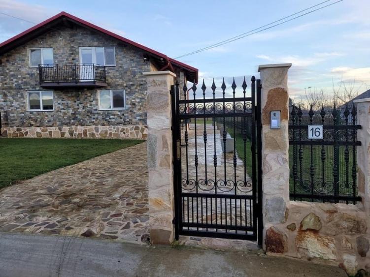 Casă individuală cu 5 camere cu Teren 3800 Mp în Vârfu Câmpului