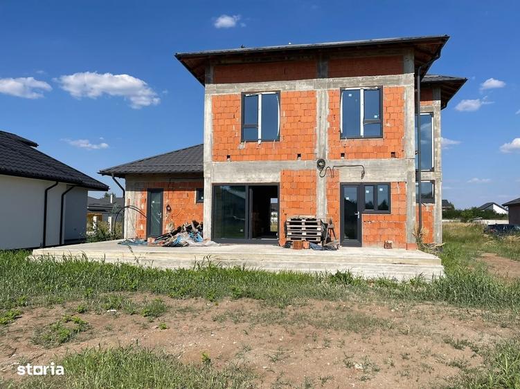 Casă cu 4 camere în Domnești